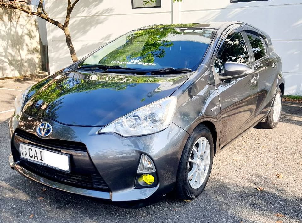 Toyota AQUA G GRADE 2013