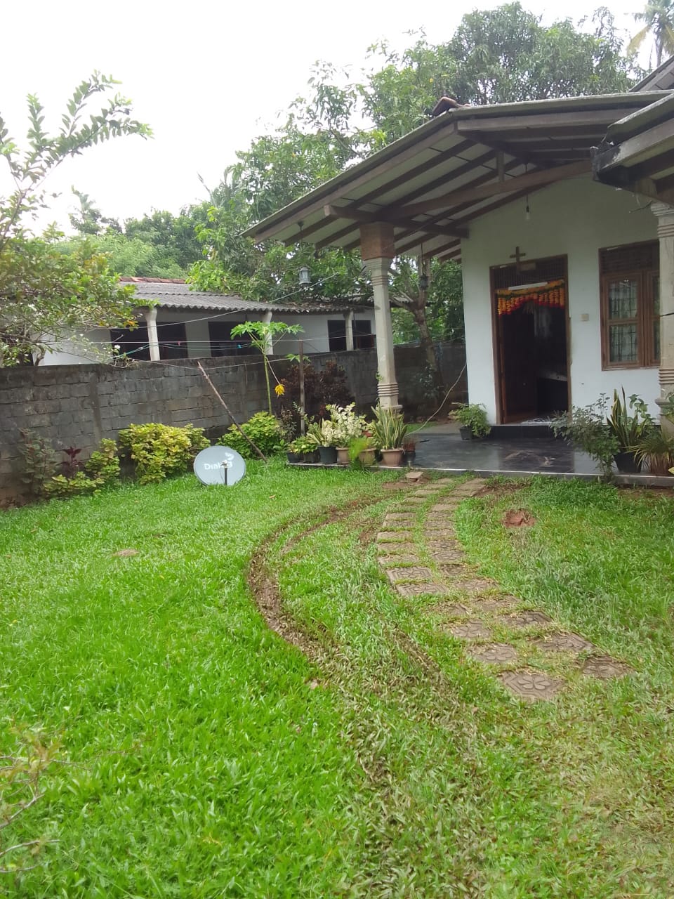 නිවසක් සහිත ඉඩමක් විකිණීමට… මීගමුව, අක්කර පනහ, ” කඳ සුරිදුගම” ..