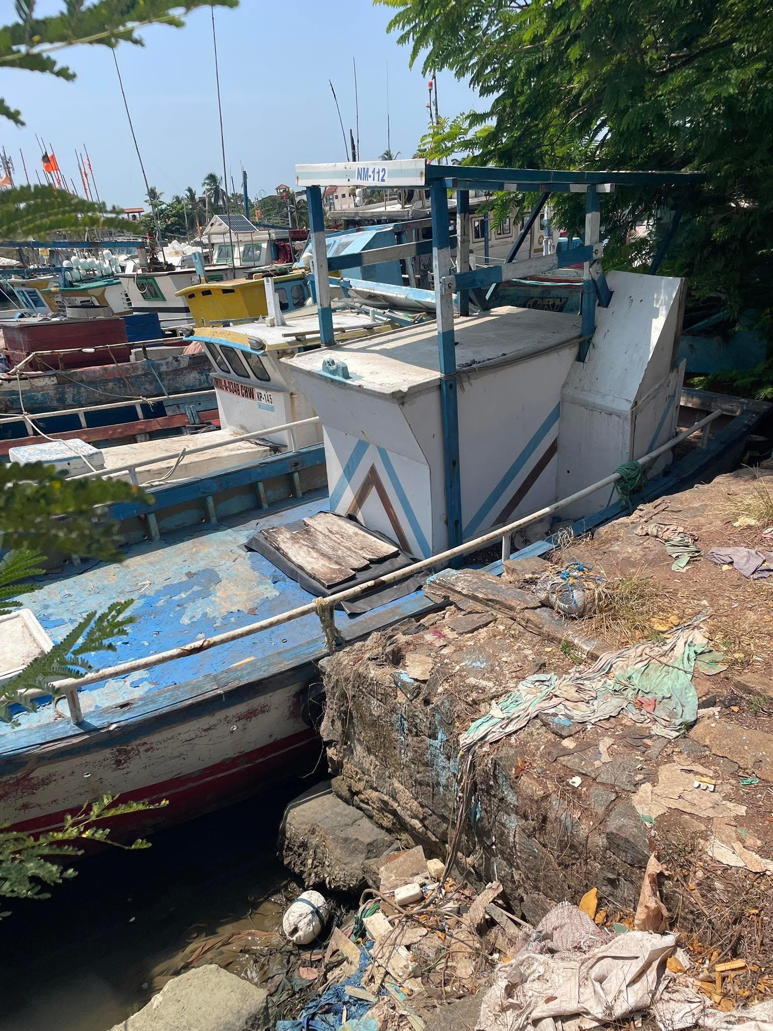 නිල් මැරින් boat