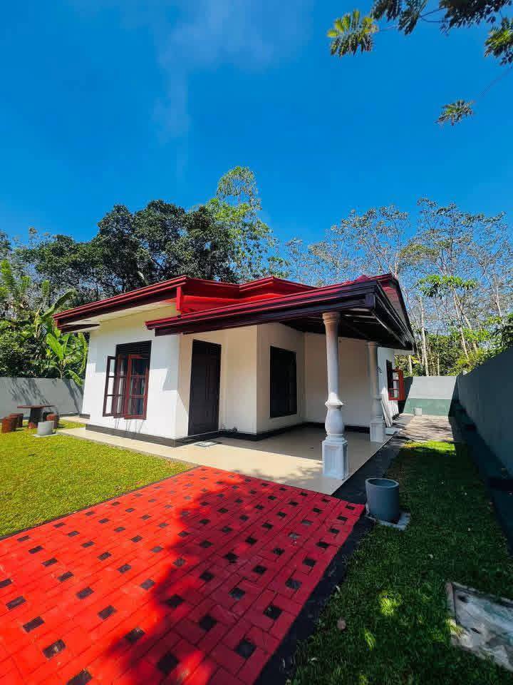 හල්බරාව හෝමාගම පදිංචි නොවු නව නිවසක් විකීනීමට..