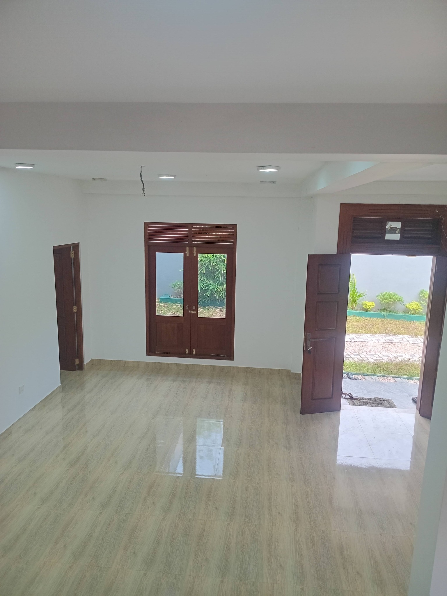 හෝමාගම බෙරැකැටිය අංග සමිපුර්න පදිංචි නොවූ දෙමහල් නිවස විකිනිමට.
