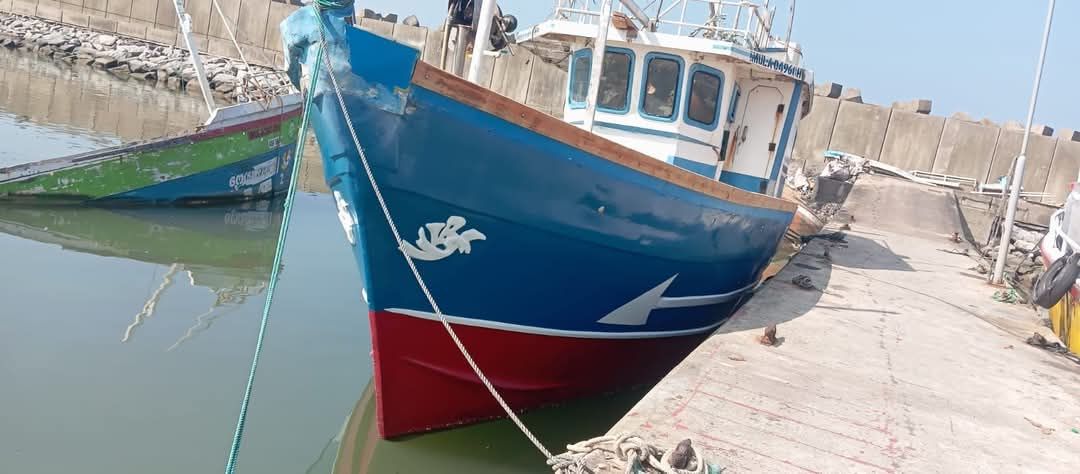 බහු දින ධීවර යාත්‍රාවක් විකිණීමට තිබේ.