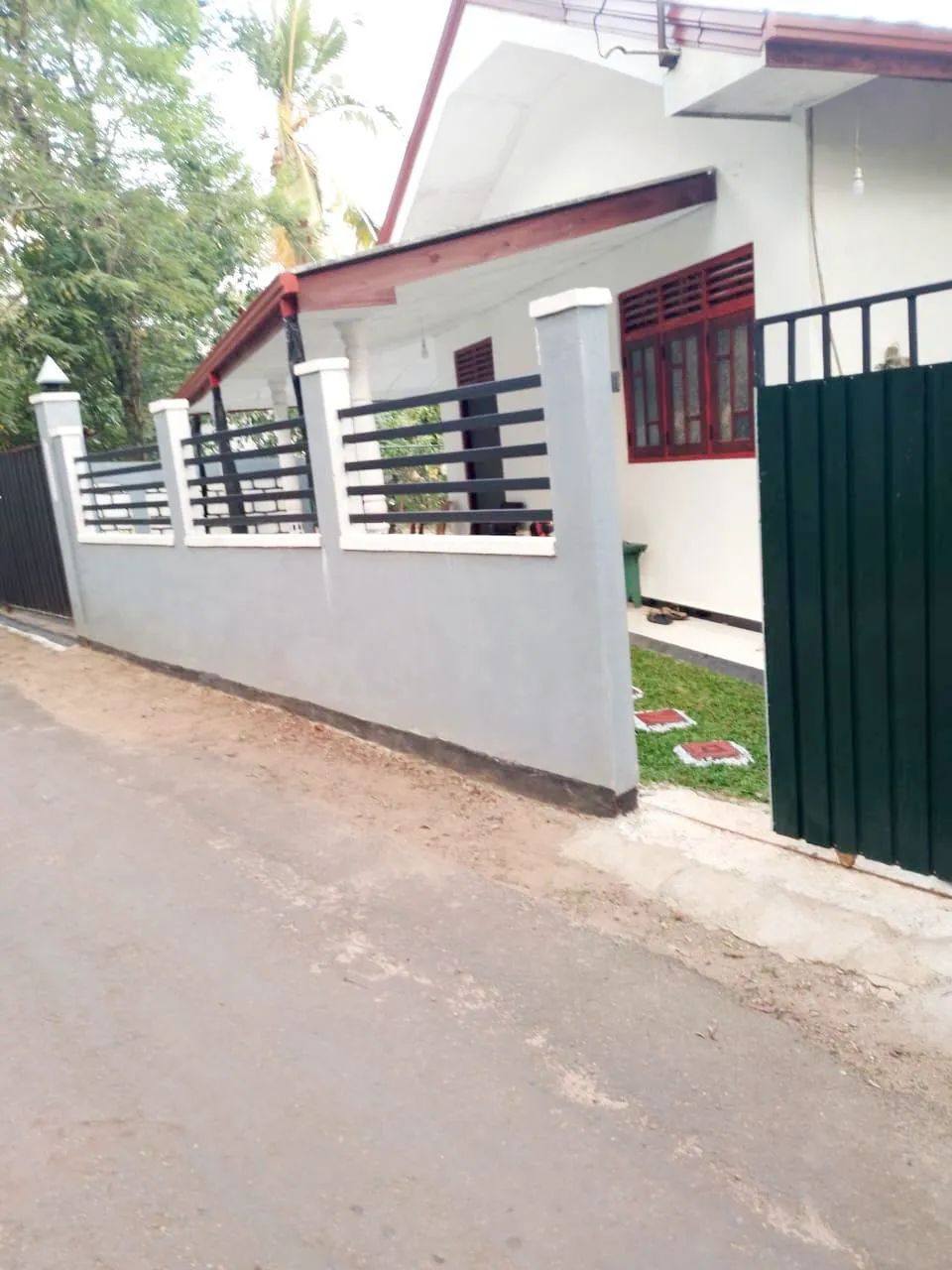 පදින්චි නොවූ අලුත්ම සුපිරි ශක්තිමත් අංග සම්පූර්ණ නිවසක් හා ඉඩමක් – මිනුවන්ගොඩ නැදගමුව