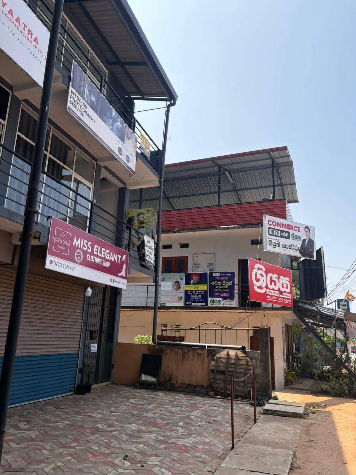 අතුරුගිරිය කඩුවෙල පාරේ ඔරුවල පන්සල අසල ප්‍රධාන පාරට මුහුණලා ඇති බ්ම් මහලයේ කඩකාමරයක් කුලියට දීමට ඇත.