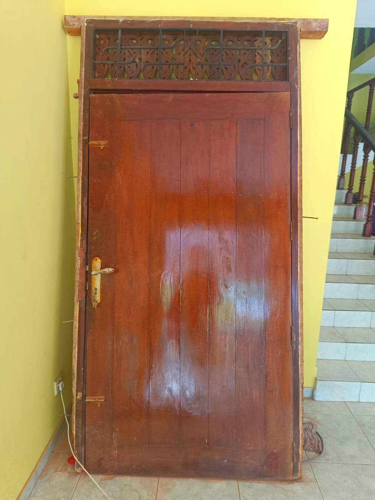 කොස් ලීයෙන් සෑදූ ජනෙල් සහ දොරක් විකිණීමට ඇත.