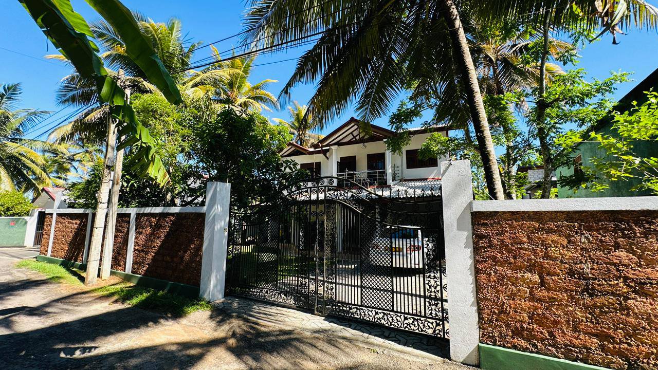අතුරුගිරිය හබරකඩ හංදියෙන් වටිනා දෙමහල් නිවසක්