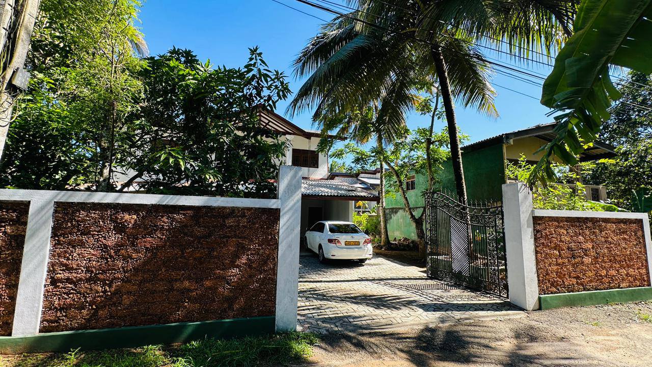 අතුරුගිරිය හබරකඩ හංදියෙන් වටිනා දෙමහල් නිවසක්