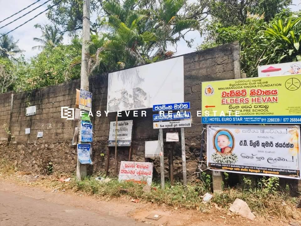 මිනුවන්ගොඩ ප්‍රදේශයේ මැඩෑමුල්ල ‎ පන්සල පාරෙන් වටිනා නේවාසික බිම් කොටසක් විකිනීමට .