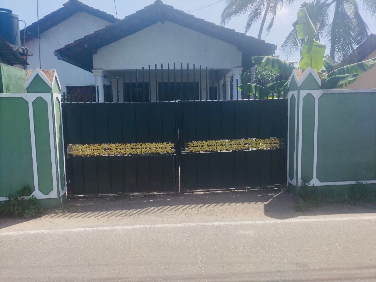 ජා-ඇළ රණසිංහ පාරේ නිවසක් සමග ඉඩමක් ඉතා ඉක්මණින් විකිණීමට.