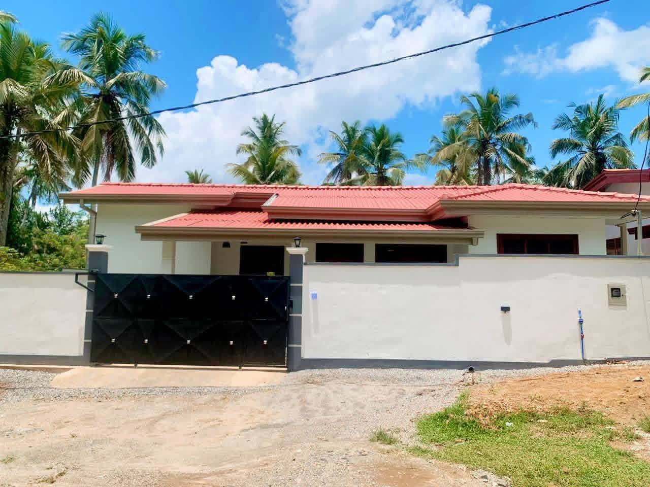 හෝමාගම හල්බරාවේ අංග සමිපුර්න ( වැඩ අවසන් අදියර ) පදිංචි නොවූ නිවස විකිනිමට.