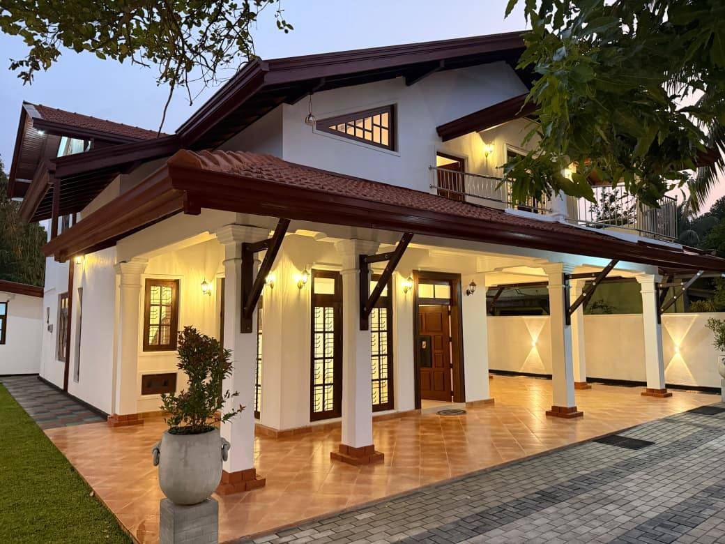 මිනුවන්ගොඩ ගුවන්තොටුපොල පාරේ ඉතා අලංකාරව ඉදිකල දේමහල් නිවසක් විකිණිමට ඇත