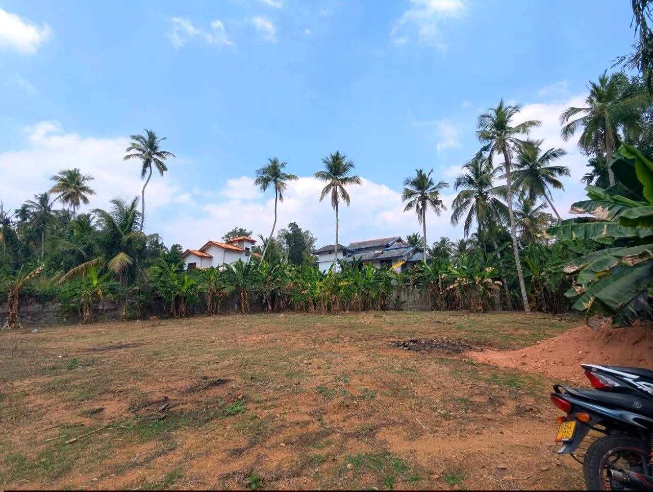 මීරිගම නගර සීමාවේ සිට 400m දුරින් /පර්වස් 80
