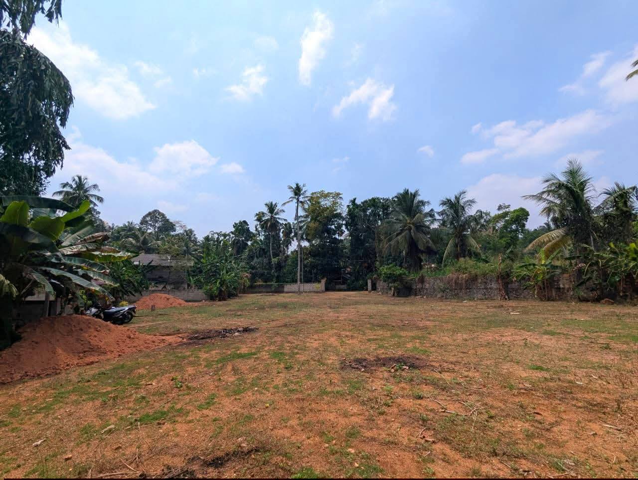 මීරිගම නගර සීමාවේ සිට 400m දුරින් /පර්වස් 80