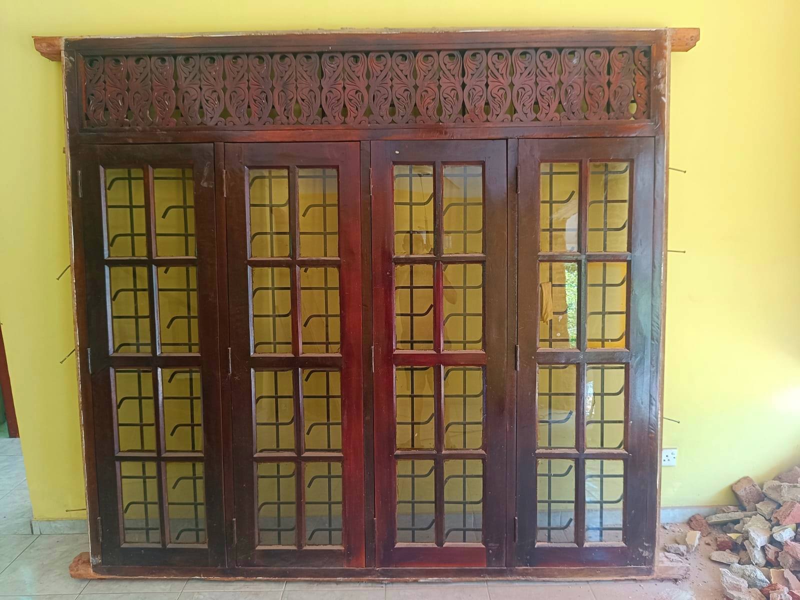 කොස් ලීයෙන් සෑදූ ජනෙල් සහ දොරක් විකිණීමට ඇත.