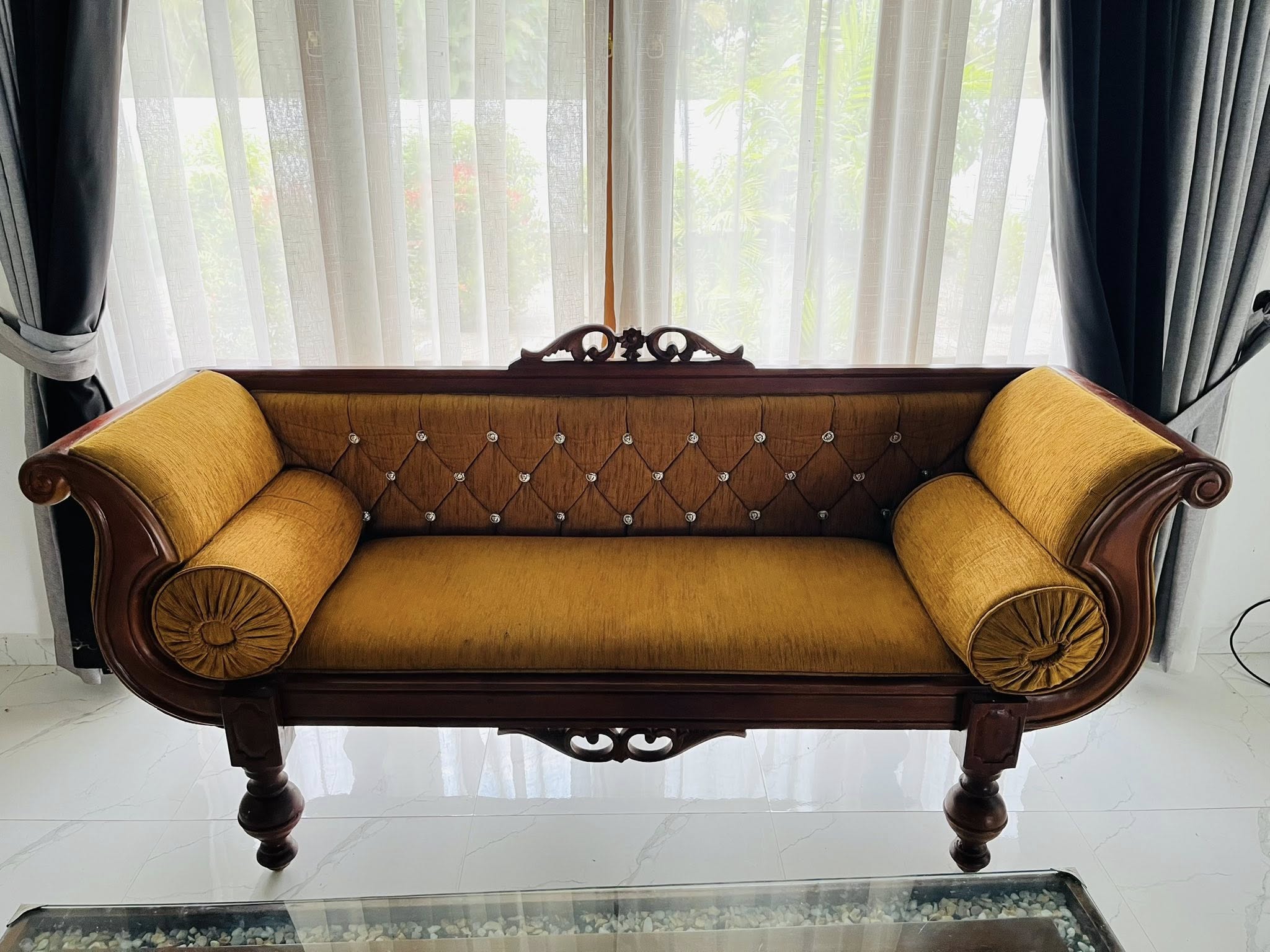 මෙම සෝෆාව සහ මේසය විකිනිමට