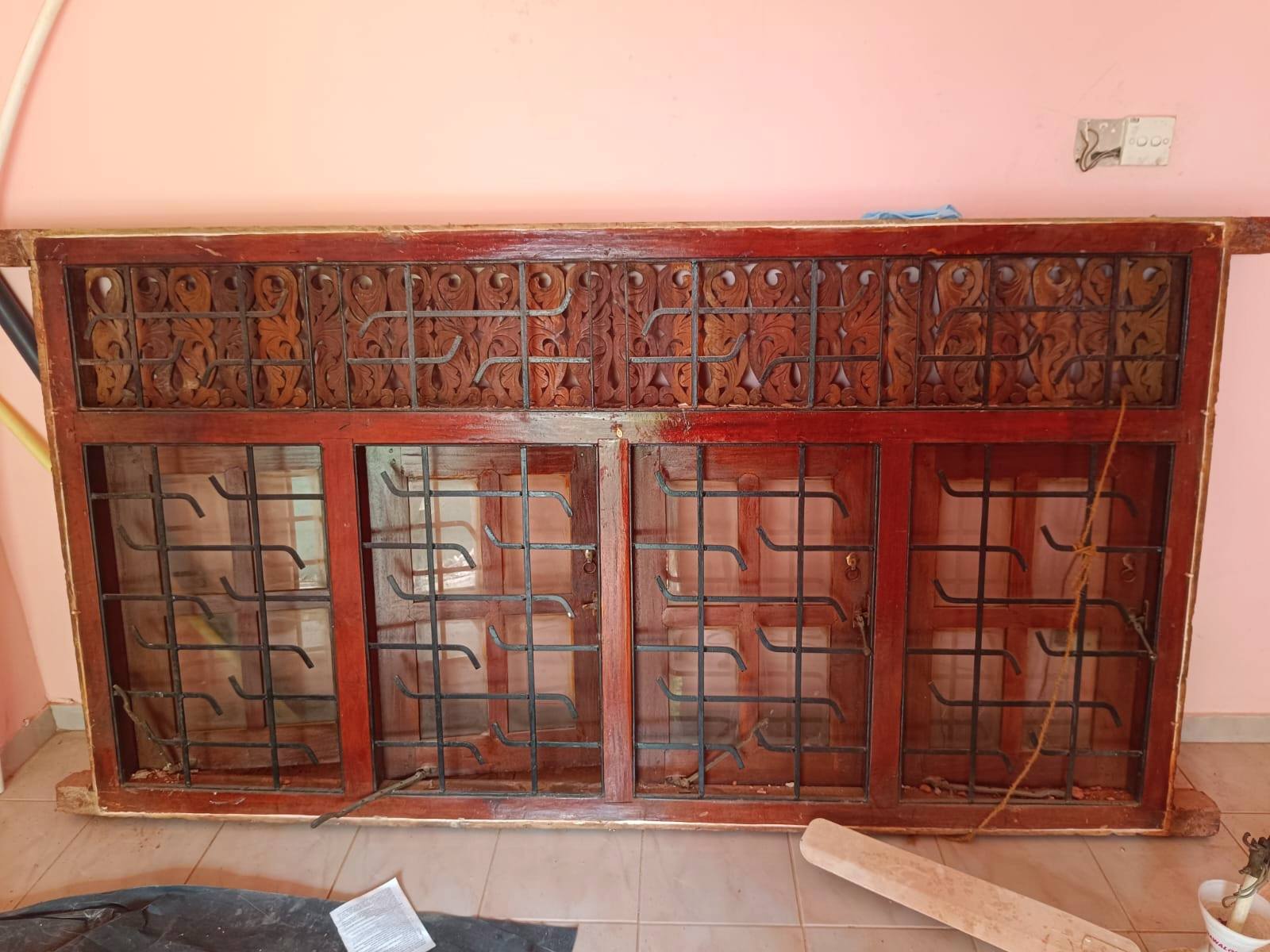 කොස් ලීයෙන් සෑදූ ජනෙල් සහ දොරක් විකිණීමට ඇත.