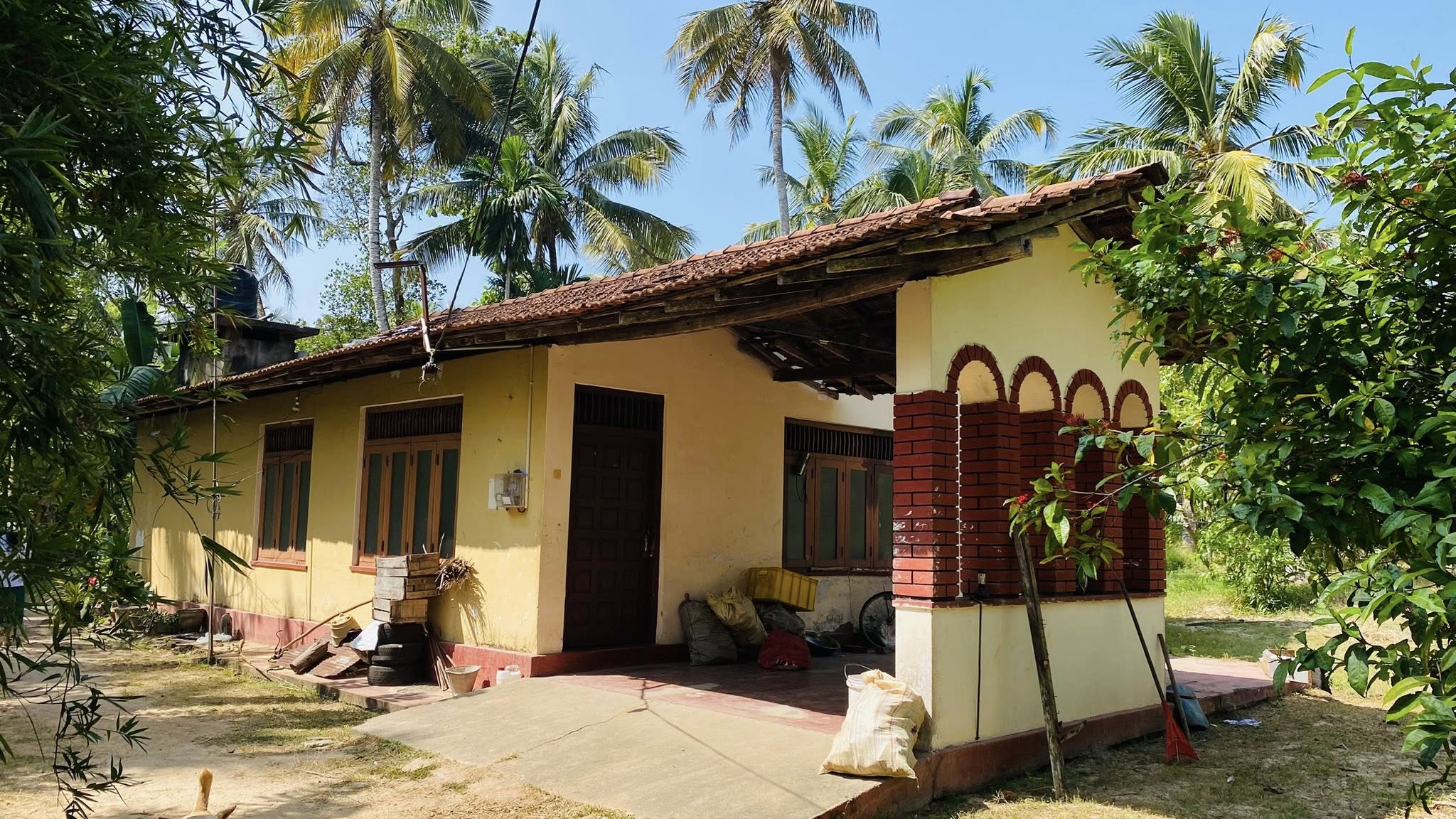 අක්කර 1. 1/2 පොල් ඉඩමක් සමග නිවසක් විකිණිමට ඇත.