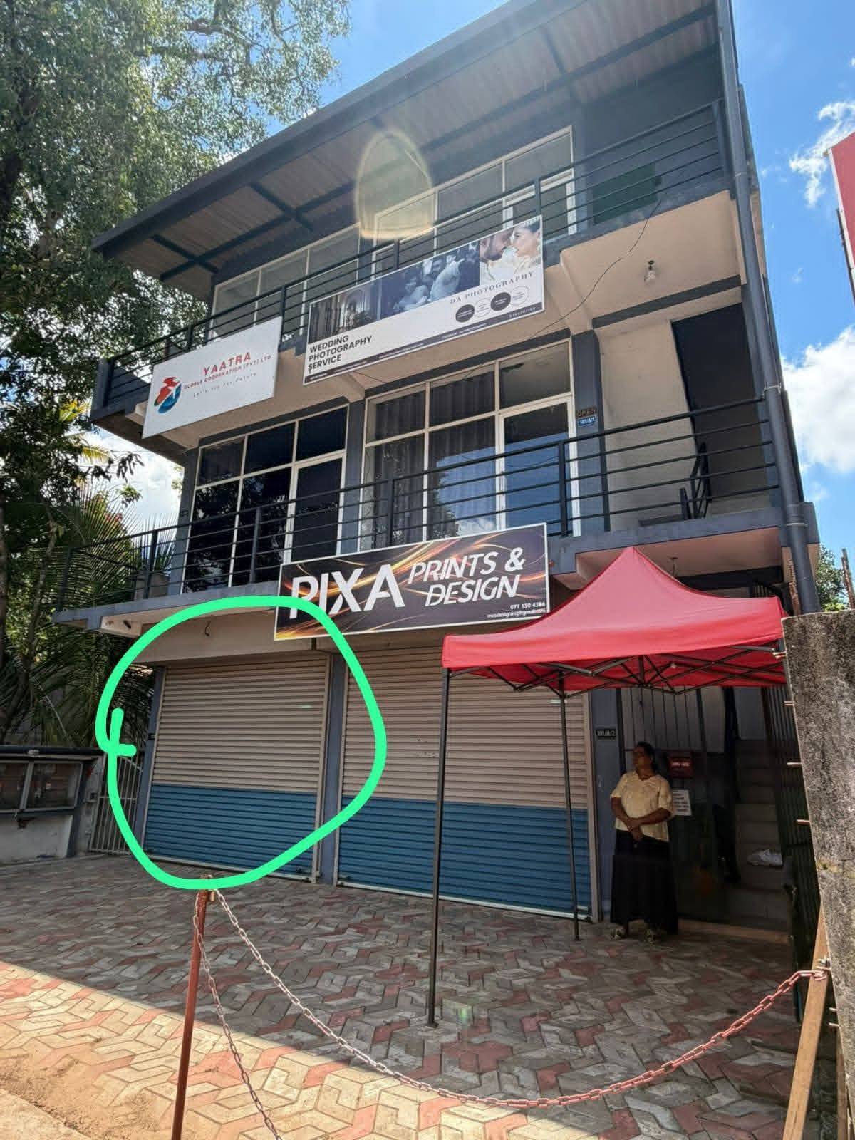 අතුරුගිරිය කඩුවෙල පාරේ ඔරුවල පන්සල අසල ප්‍රධාන පාරට මුහුණලා ඇති බ්ම් මහලයේ කඩකාමරයක් කුලියට දීමට ඇත.