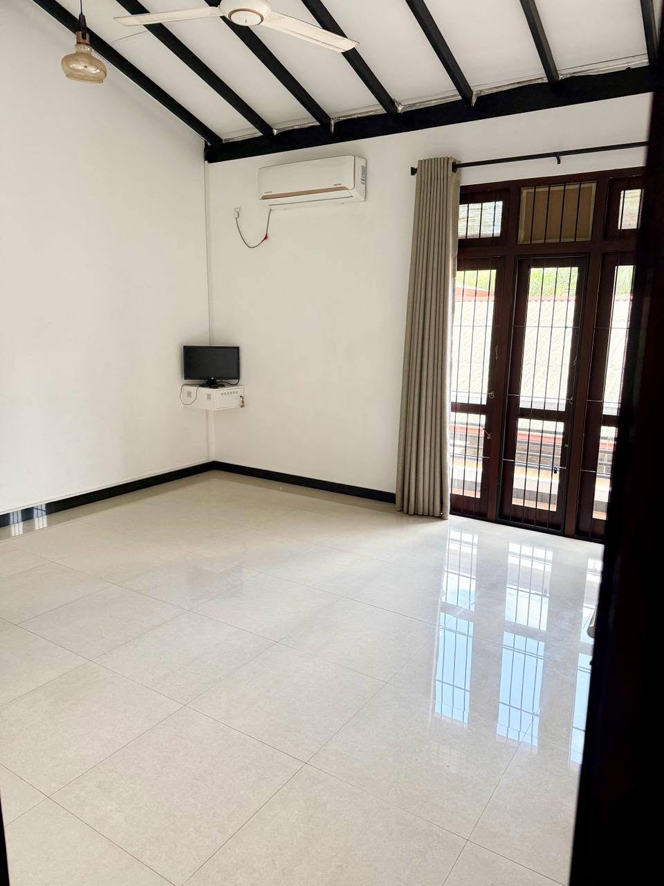 අතුරුගිරිය මිලේනියම් සිටි ආසන්නයේ පිහිට් නිවසක් විකිනිමට
