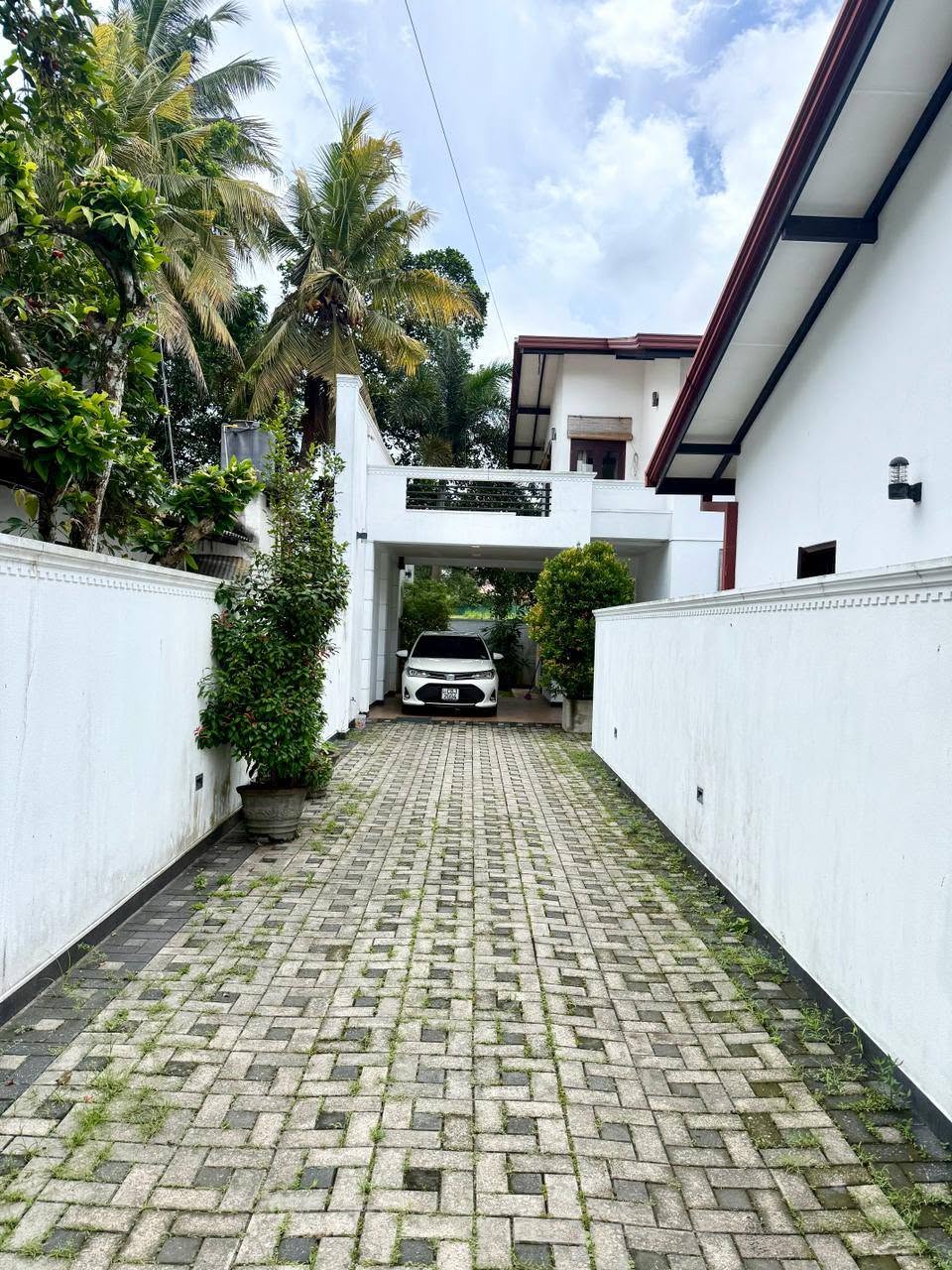 අතුරුගිරිය මිලේනියම් සිටි ආසන්නයේ පිහිට් නිවසක් විකිනිමට
