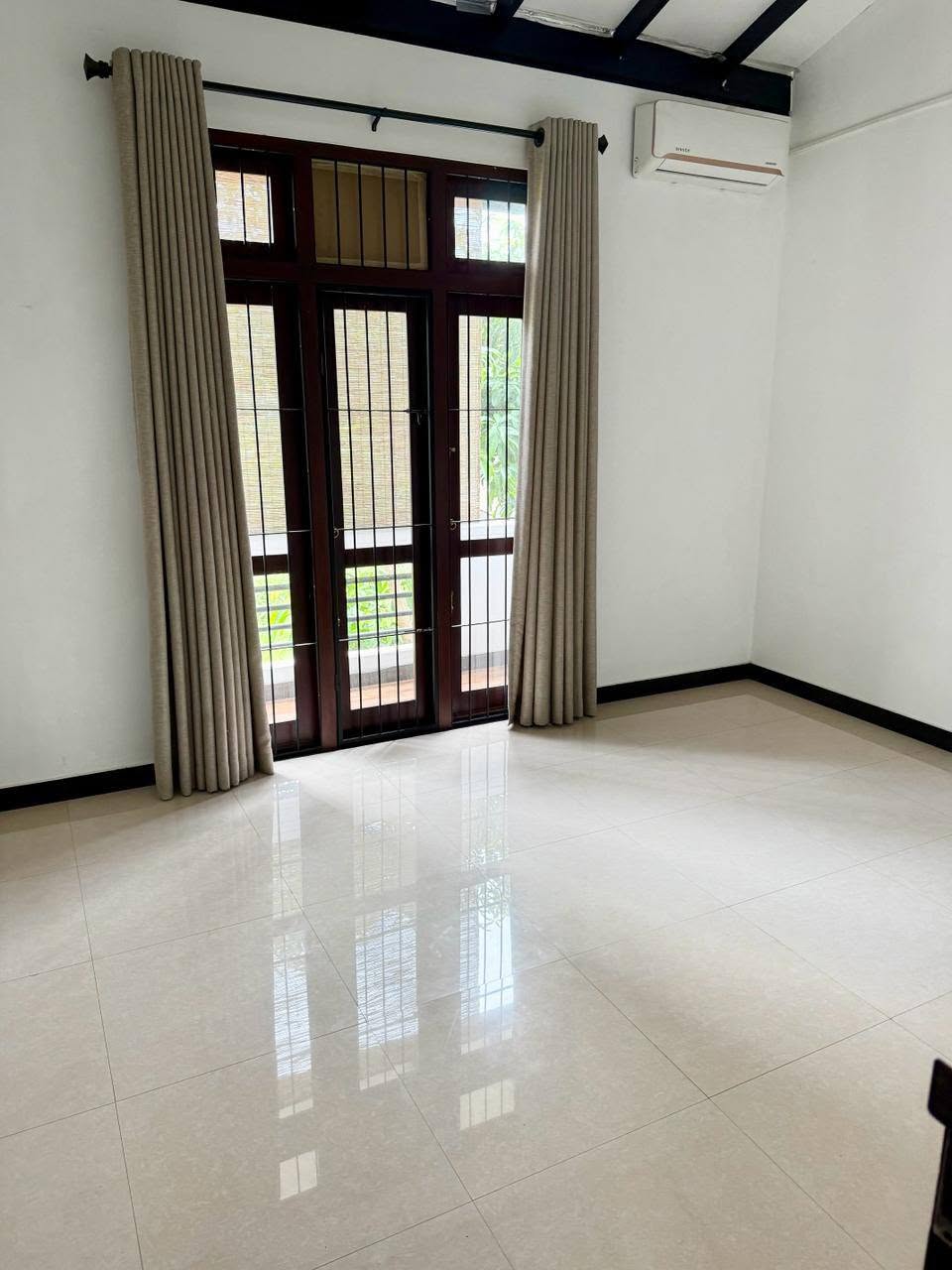 අතුරුගිරිය මිලේනියම් සිටි ආසන්නයේ පිහිට් නිවසක් විකිනිමට