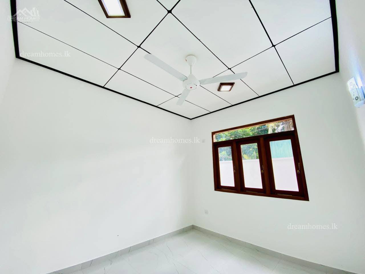 අතුරුගිරිය කොරතොට ප්‍රදේශයේන් වටිනා නවින නිවසක්