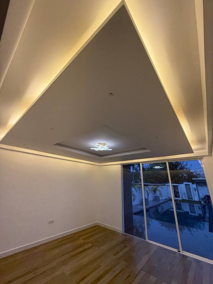 LUXURY HOUSE WITH SWIMMING POOL FOR SALE