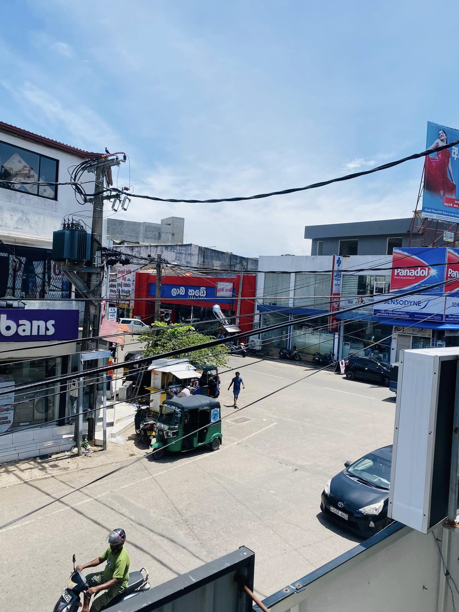 මිගමුව නගරයේ උඩ මහලේ කඩකාමරයක් කුලියට දිමට ඇත.