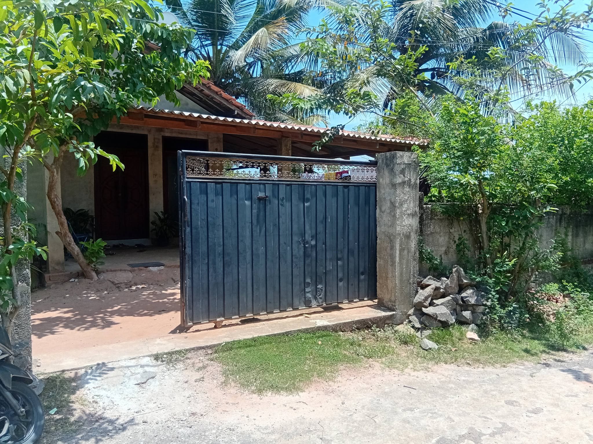 කොච්චිකඩේ ඇත්ගාල නිස්කලංක පරිසරයක පිහිටි නිවස විකිනීමට.
