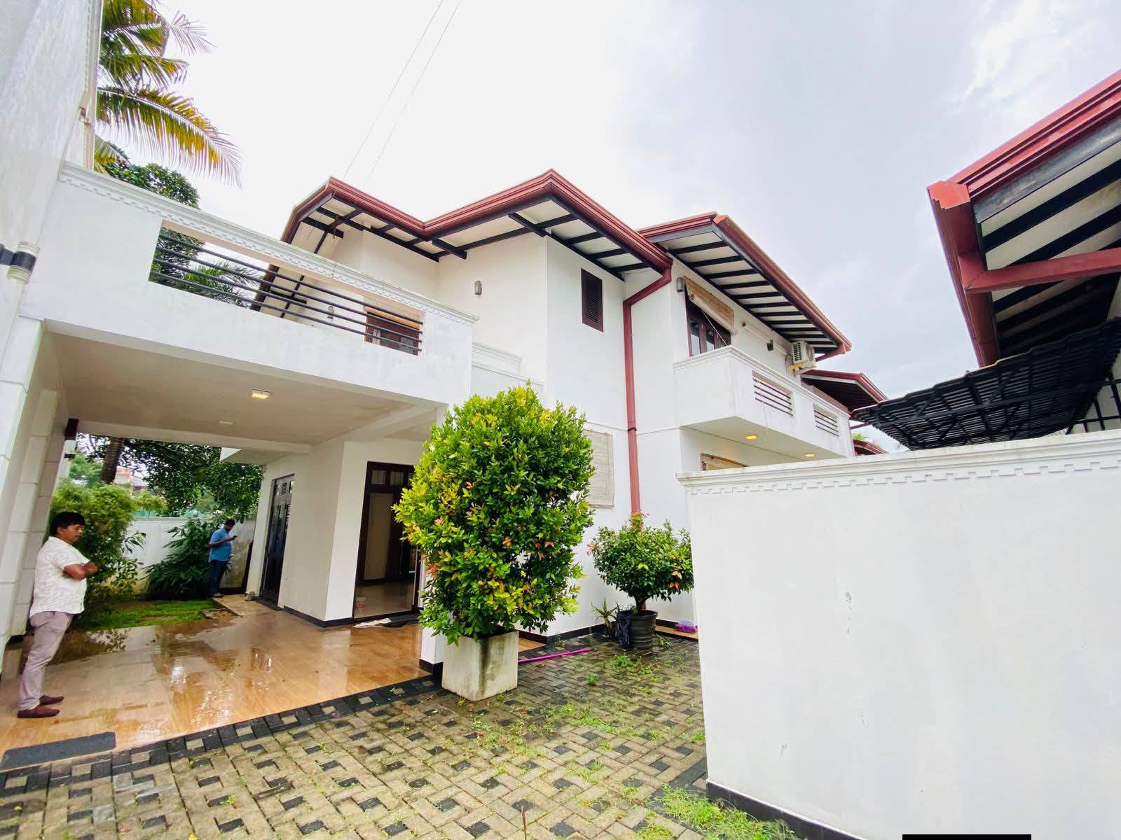 අතුරුගිරිය මිලේනියම් සිටි ආසන්නයේ පිහිට් නිවසක් විකිනිමට