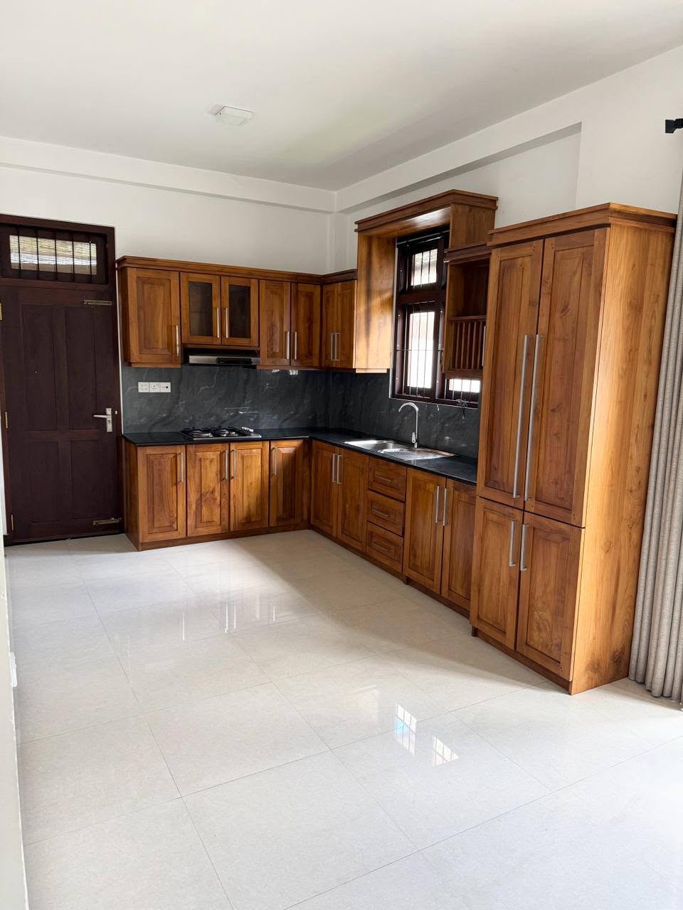 අතුරුගිරිය මිලේනියම් සිටි ආසන්නයේ පිහිට් නිවසක් විකිනිමට
