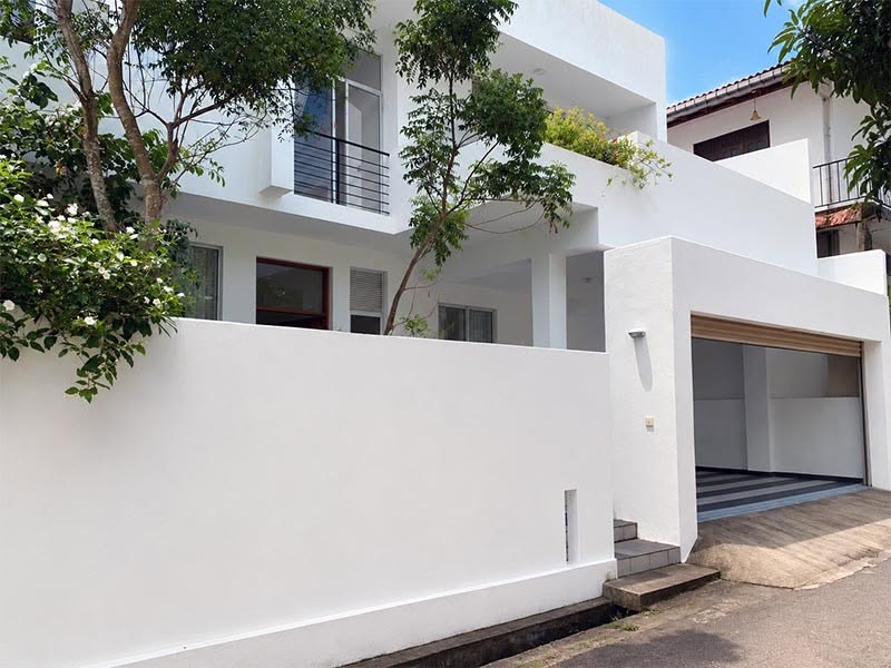 අලංකාර නවීන දෙමහල් නිවසක් විකිණීමට ඇත.