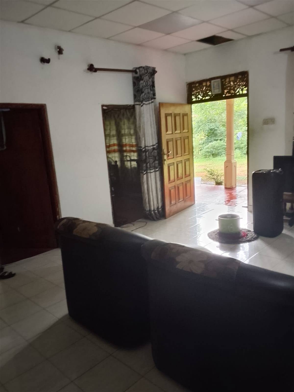 ගම්පහ දිස්‌ත්‍රික්‌කයේ ආකර්ශනීය නිවසක් විකිණීමට ඇත.