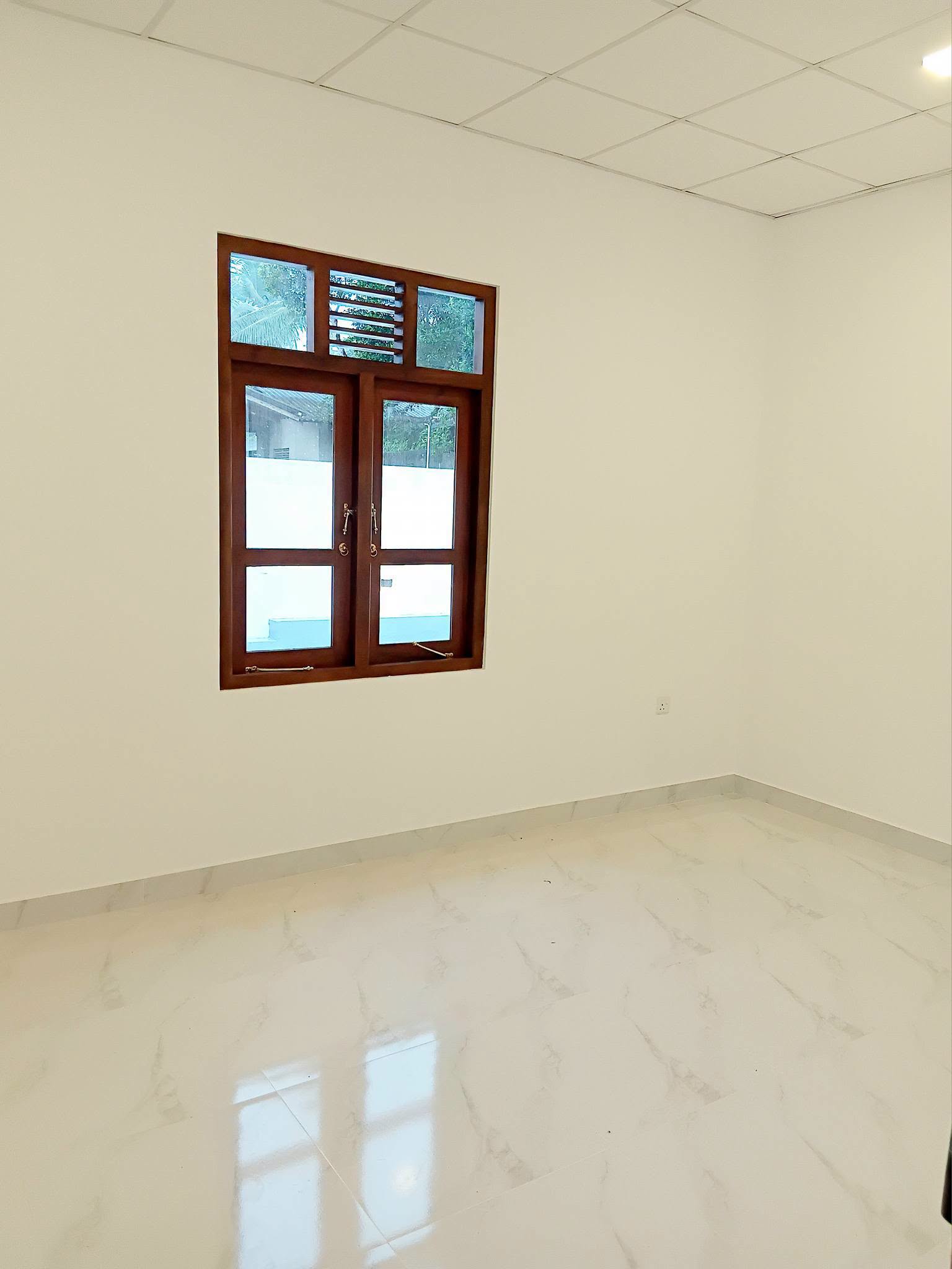 ඉතා වටිනා පදිංච් නොවු  සුපිරි ශක්තිමත් අංග සම්පූර්ණ නිවසක් හා ඉඩමක්