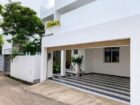 අලංකාර නවීන දෙමහල් නිවසක් විකිණීමට ඇත.