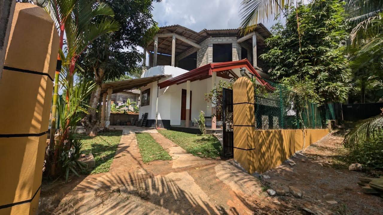 වේවැල් දෙනියෙන් ලක්ශ 105 අංග සම්පූර්ණ දෙමහල් නිවසක්.පර්චස් 13 නුවර පාරට අතේ දුරින්.