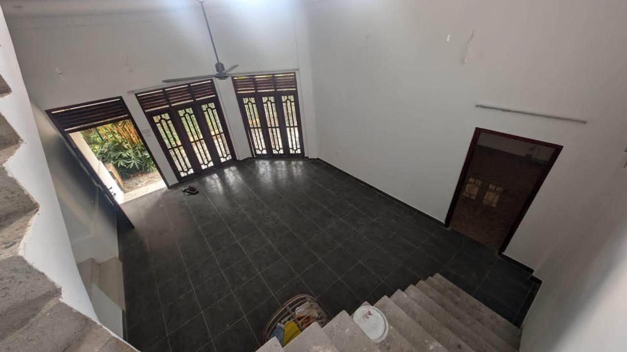 වේවැල් දෙනියෙන් ලක්ශ 105 අංග සම්පූර්ණ දෙමහල් නිවසක්.පර්චස් 13 නුවර පාරට අතේ දුරින්.