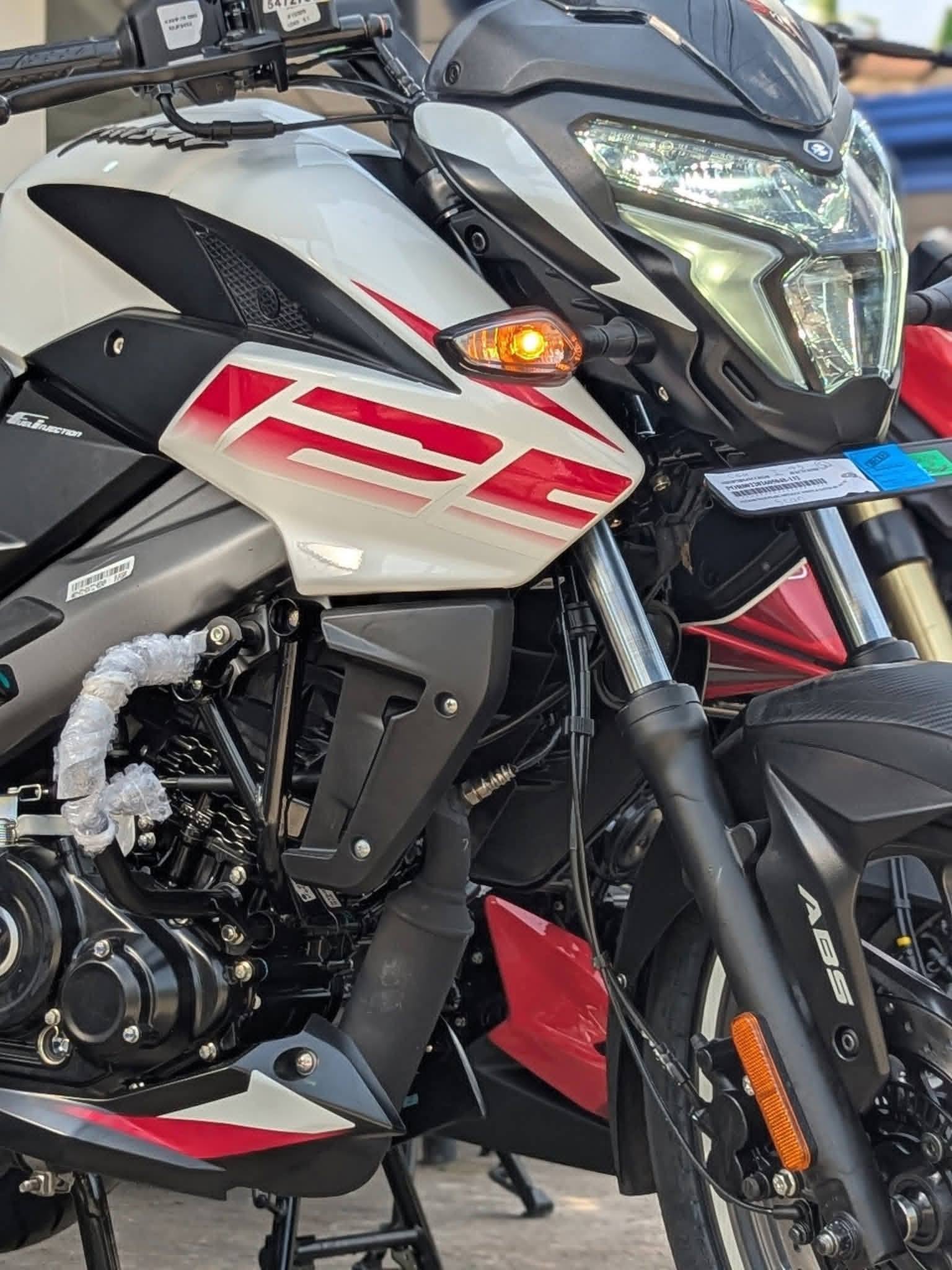 𝙋𝙐𝙇𝙎𝘼𝙍 𝗡𝘀𝟭𝟮𝟱 – Pearl Metallic White & Sattin Black
