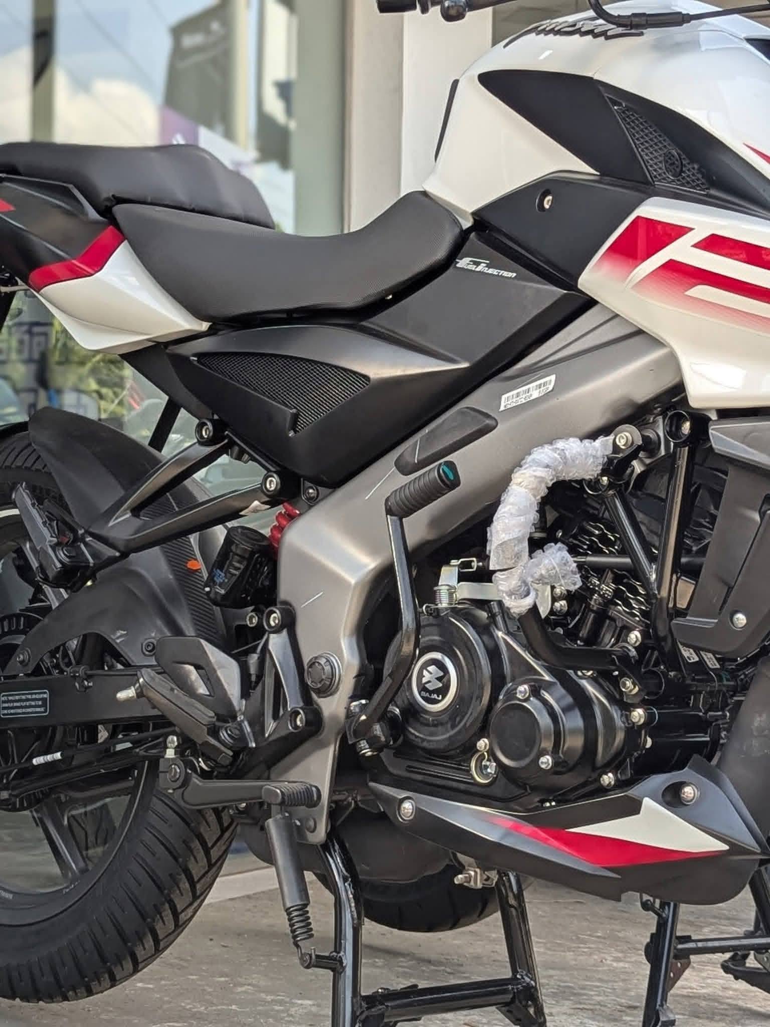 𝙋𝙐𝙇𝙎𝘼𝙍 𝗡𝘀𝟭𝟮𝟱 – Pearl Metallic White & Sattin Black