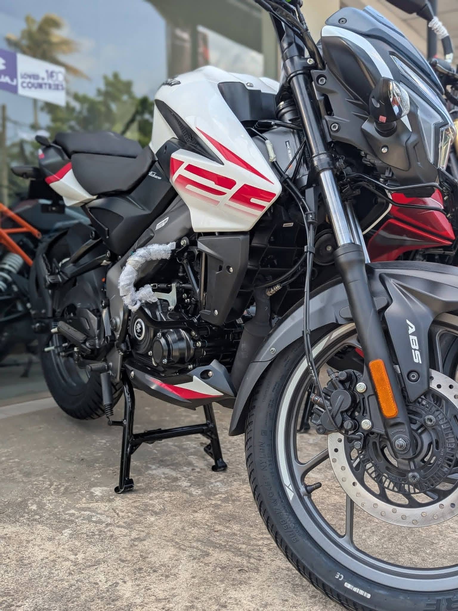 𝙋𝙐𝙇𝙎𝘼𝙍 𝗡𝘀𝟭𝟮𝟱 – Pearl Metallic White & Sattin Black
