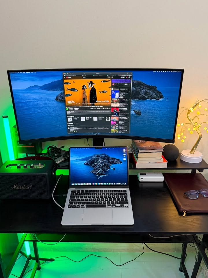 KOORUI 34″ Ultrawide Curved Gaming Monitor + FREE Table