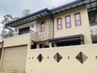 හෝමාගම – හල්බරාව ප්‍රධාන බස් මාර්ගයට 100m ක දුරින් වාස්තු විද්‍යානුකූලව නිම කල අංගසම්පූර්ණ අලුත්ම දෙමහල් නිවස