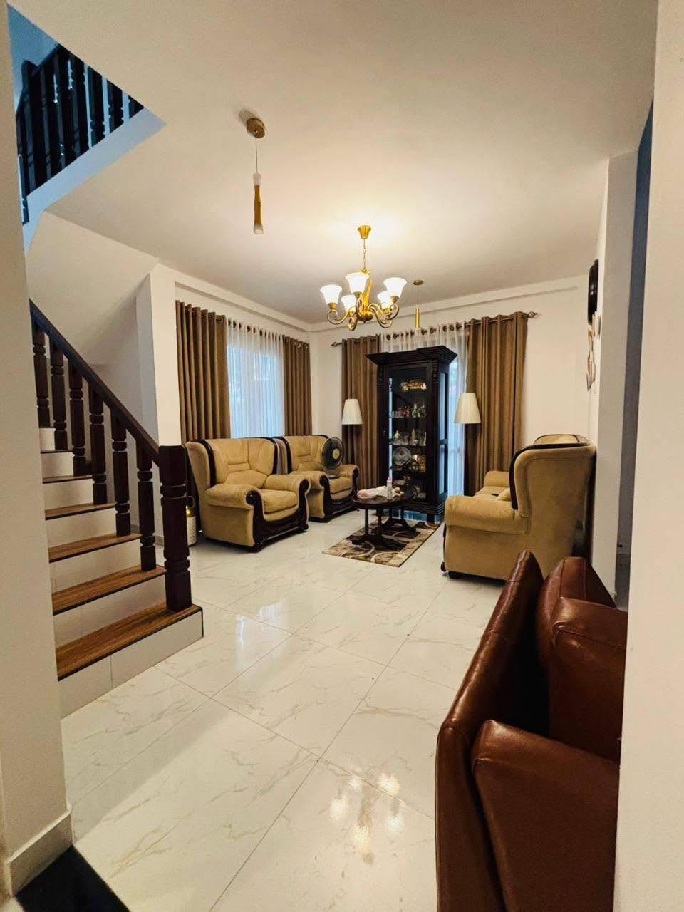 හෝමාගම – හල්බරාව ප්‍රධාන බස් මාර්ගයට 100m ක දුරින් වාස්තු විද්‍යානුකූලව නිම කල අංගසම්පූර්ණ අලුත්ම දෙමහල් නිවස