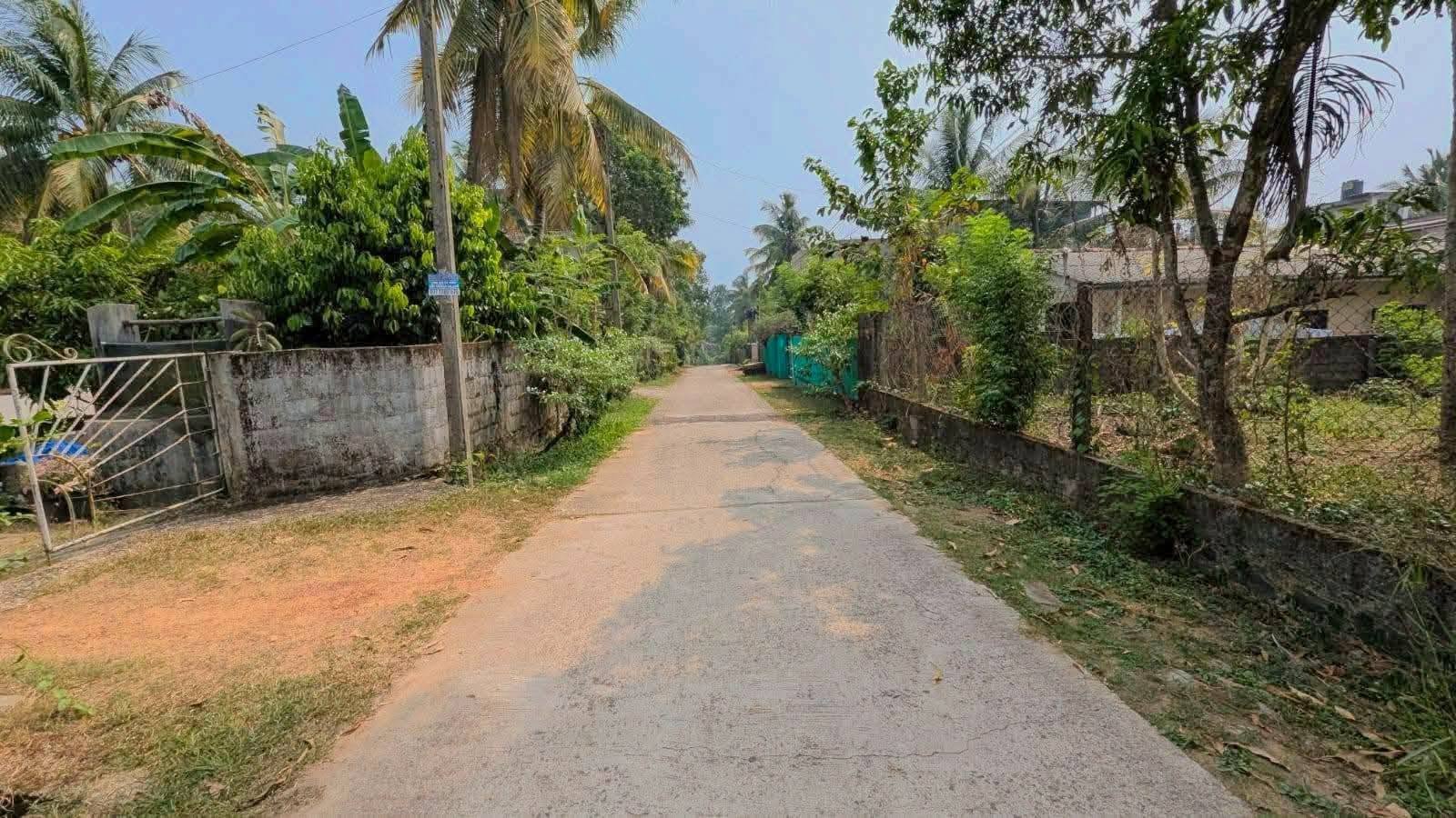 ගම්පහ හංසගිරි පාරෙන් පර්චස් 7.5 කොටස් 2 ක් කොටසක් ලක්ෂ 75යි
