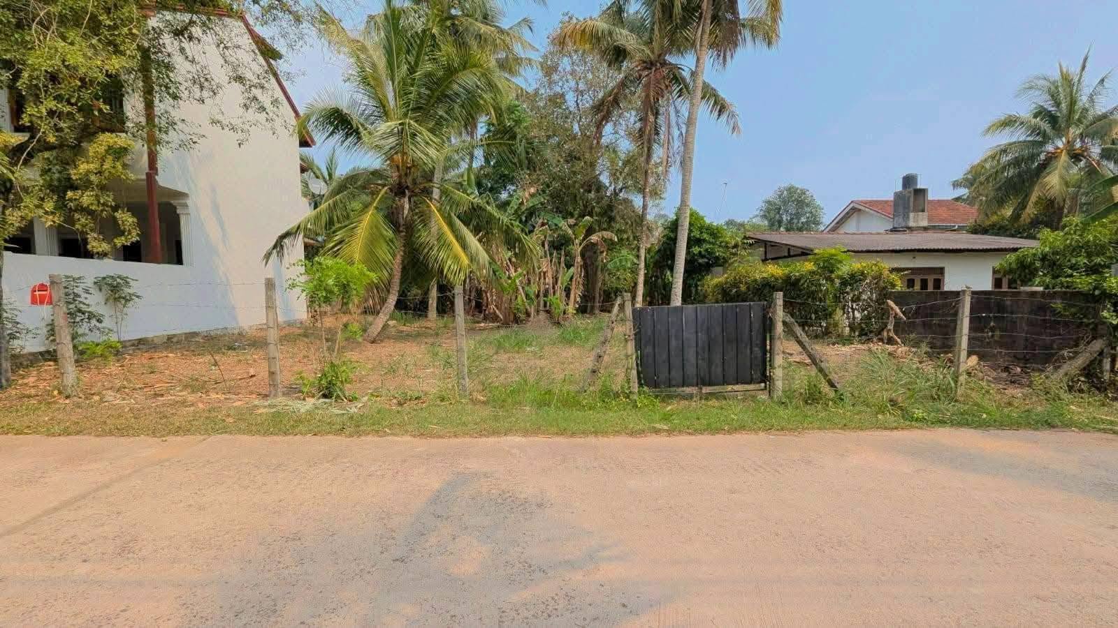 ගම්පහ හංසගිරි පාරෙන් පර්චස් 7.5 කොටස් 2 ක් කොටසක් ලක්ෂ 75යි