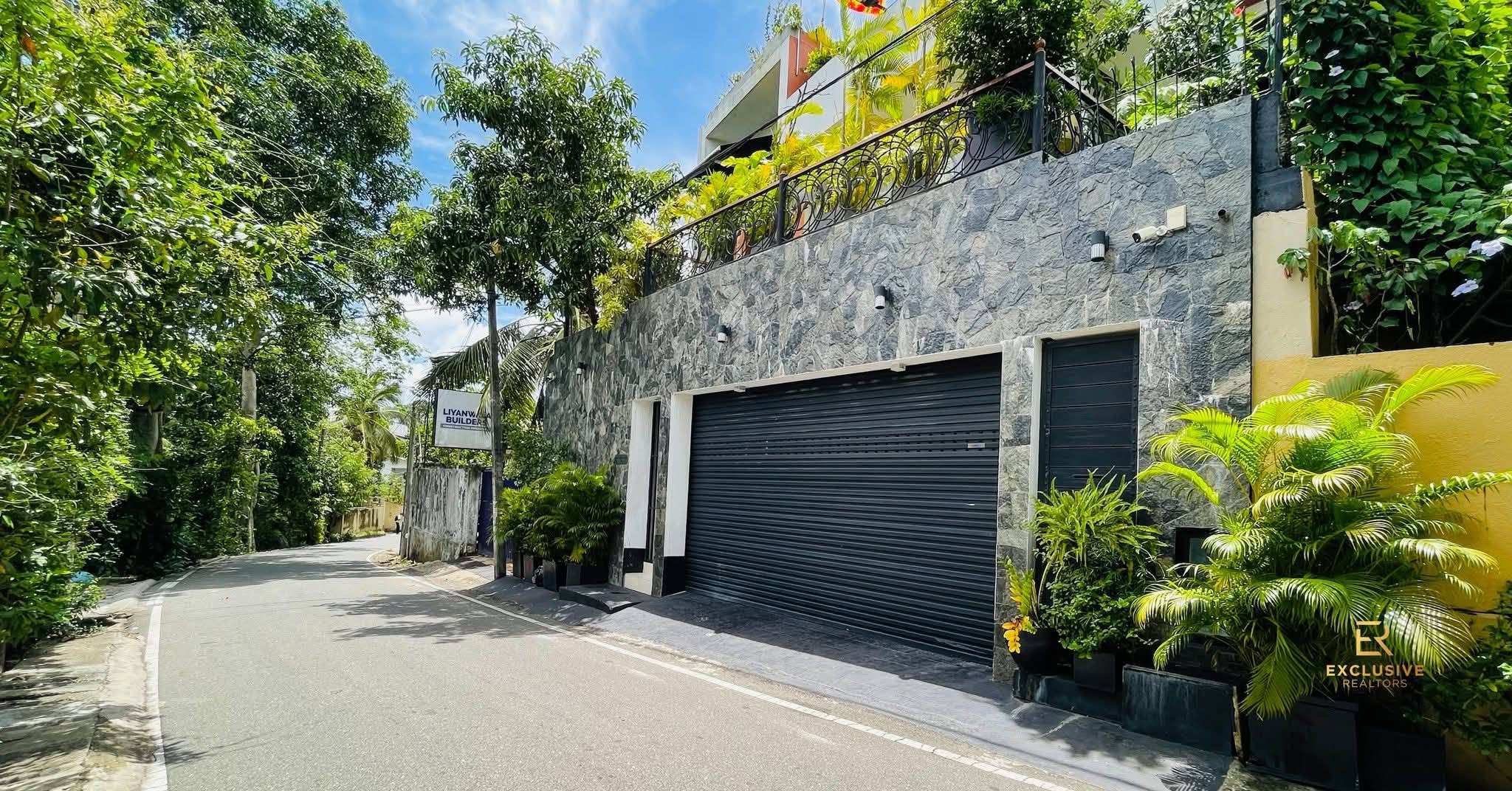 Super Luxury 3 Stories House for Sale in Pamunuwa Road, Maharagama.