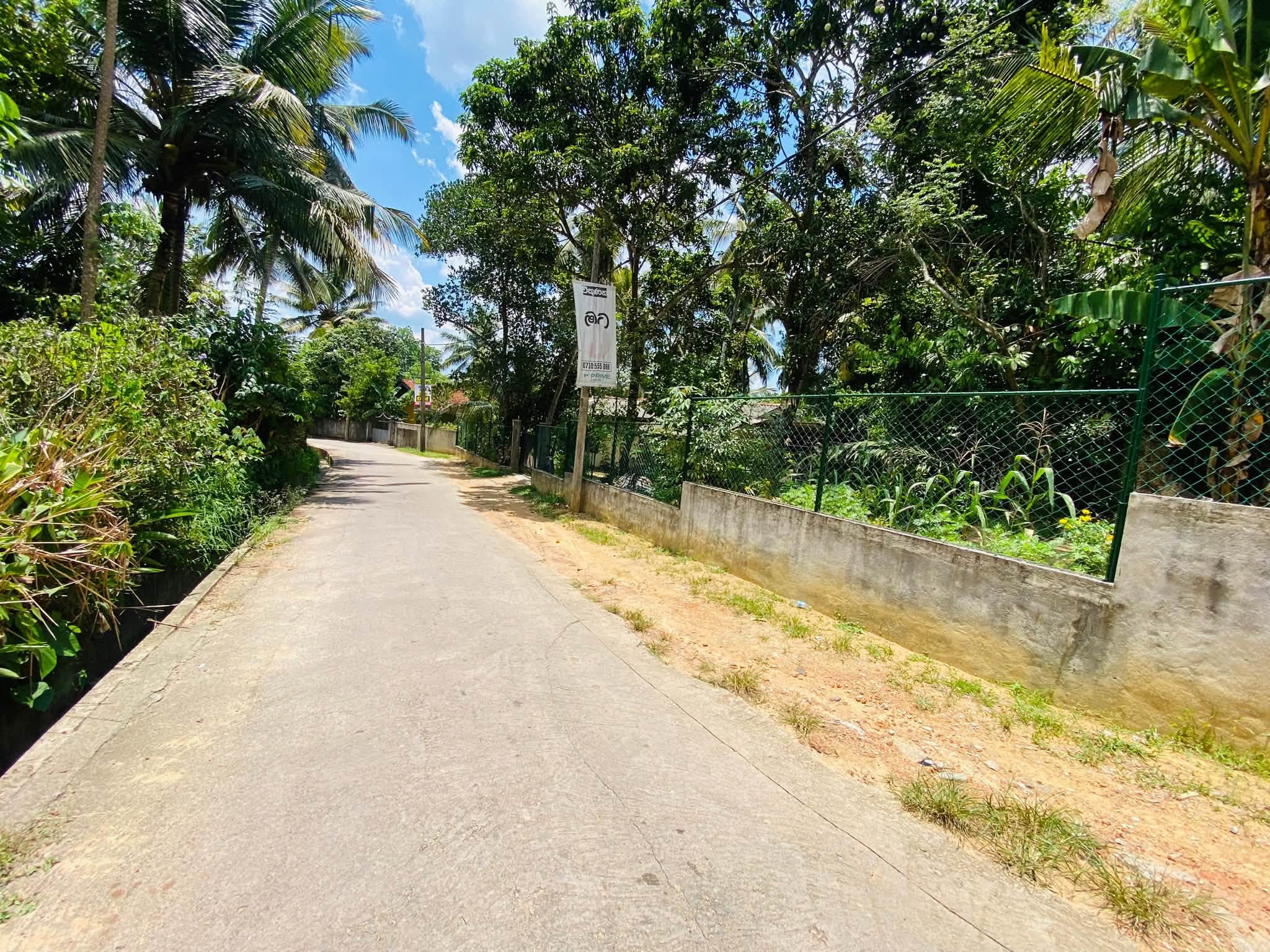 අතුරුගිරිය හොරහේන පාරේ වටිනා නේවාසික ඉඩමක් විකිණීමට
