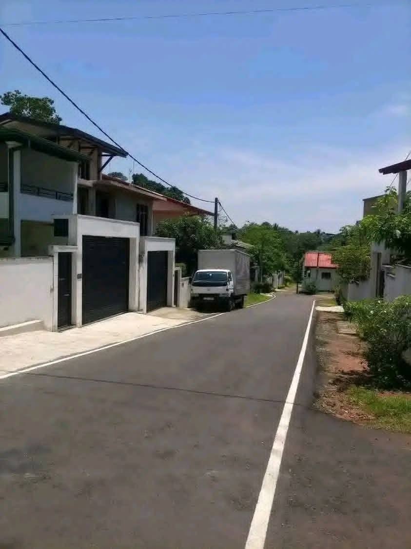 මාලඹෙි ටවුන් එක පෙන මානේ මාලබේ HOME LAND නිවාස සන්කිර්නයට මායිමු වු පිටුපස ඉඩම විකිනිමට ඇත