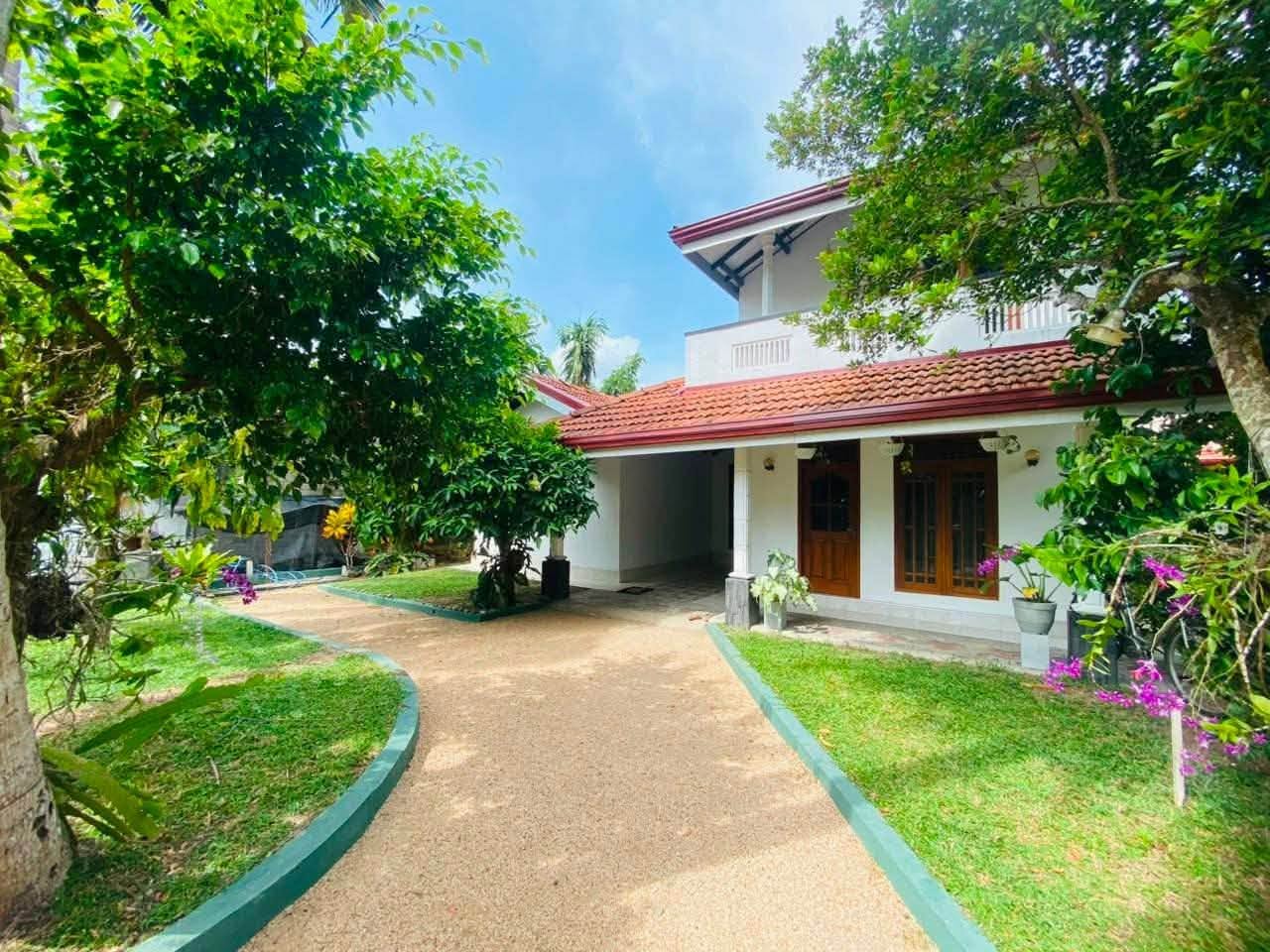මීගමුව කදිරානෙන් අගනා දෙමහල් නිවසක් ඉක්මනින් විකිණේ!