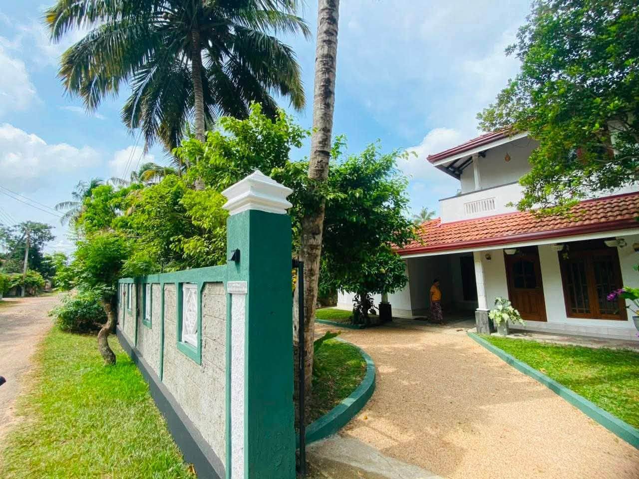 මීගමුව කදිරානෙන් අගනා දෙමහල් නිවසක් ඉක්මනින් විකිණේ!